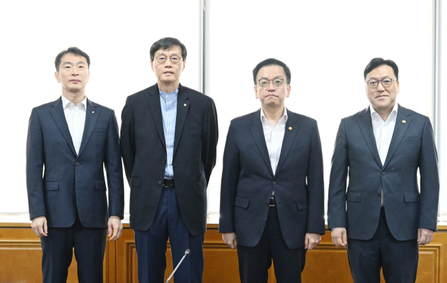 최상목 부총리 겸 기획재정부 장관이 11일 오전 서울 중구 은행연합회에서 열린 거시경제·금융현안 간담회에 참석, 회의 시작에 앞서 기념 촬영하고 있다. (왼쪽부터) 이복현 금감원장, 이창용 한국은행 총재, 최상목 부총리, 김병환 금융위원장. 기재부 제공