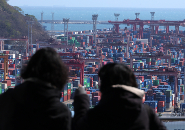 이달 1∼10일 우리나라 수출액이 186억 달러로 작년 동기보다 13.7% 증가한 가운데, 대미(對美)수출액은 0.6% 감소한 것으로 나타났다. 지난 3일 오후 부산항 부두에 컨테이너가 쌓여 있다. 연합뉴스