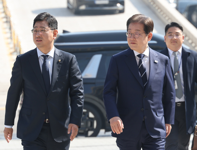 더불어민주당 이재명 전 대표가 11일 집권 청사진 등을 소개하는 '비전 선포식 및 캠프 일정 발표'를 하기 위해 서울 여의도 국회 소통관으로 향하고 있다. 연합뉴스