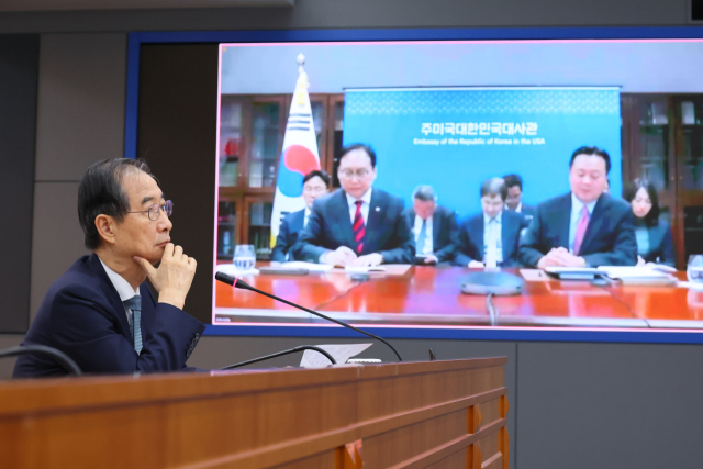 한덕수 대통령 권한대행 국무총리가 10일 정부서울청사에서 미국 도널드 트럼프 행정부의 관세 정책 대응을 위해 방미 중인 정인교 산업통상자원부 통상교섭본부장, 조현동 주미한국대사로부터 화상으로 상황 보고를 받고 있다. 연합뉴스