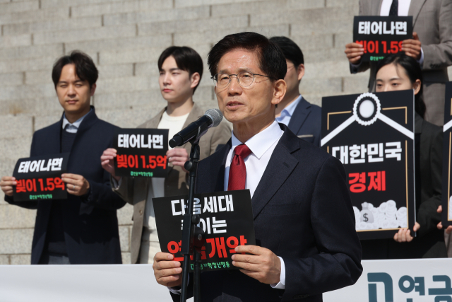 대선 출마를 선언한 김문수 전 고용노동부 장관이 11일 서울 여의도 국회 본청 계단 앞에서 열린 연금개혁청년행동 주최 '연금개악 규탄 집회'에서 발언하고 있다. 연합뉴스