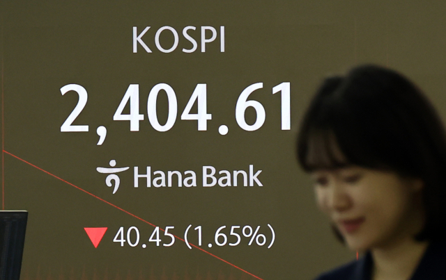 코스피가 11일 전날 상승분 일부를 반납하며 2400대에서 등락 중이다. 11일 서울 하나은행 본점 딜링룸에서 딜러가 업무를 보고 있다. 연합뉴스