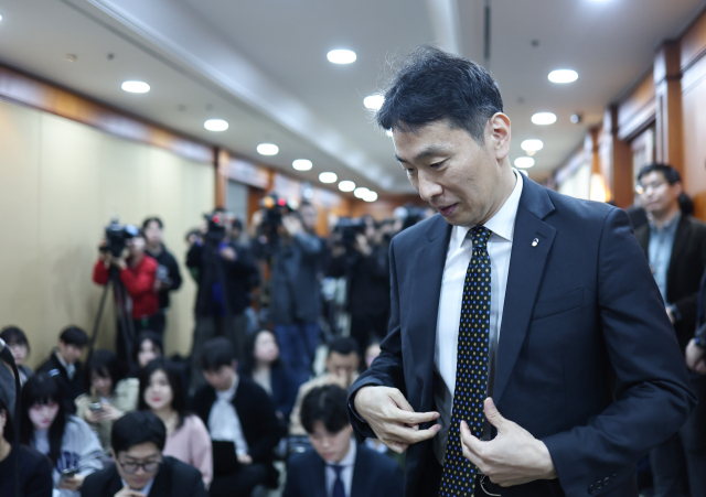 이복현 금융감독원장이 10일 서울 금융투자협회에서 열린 자산운용사 CEO 간담회 후 브리핑을 위해 들어서고 있다. 연합뉴스