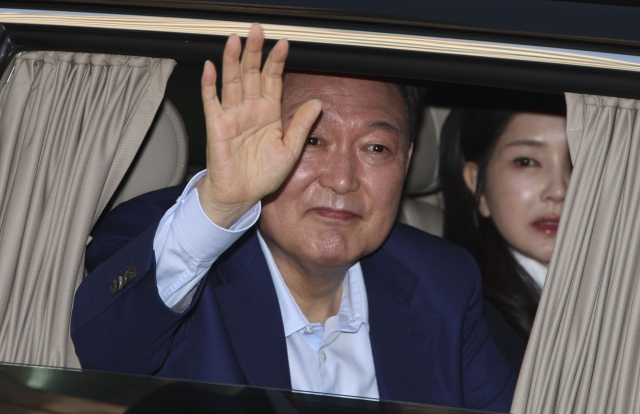 윤석열 전 대통령과 김건희 여사가 11일 서울 용산구 한남동 관저에서 나와 서초동 사저로 향하며 지지자들을 향해 인사하고 있다. 연합뉴스