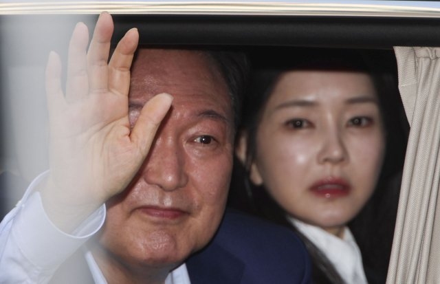 윤석열 전 대통령과 김건희 여사가 11일 서울 용산구 한남동 관저에서 나와 서초동 사저로 향하며 지지자들에게 인사하고 있다. 연합뉴스