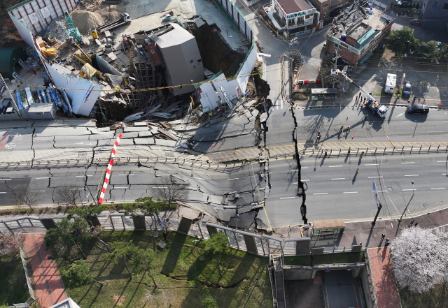 11일 경기도 광명시 일직동 신안산선 공사 현장에서 붕괴 사고가 발생했다. 경기 광명경찰서 등에 따르면 이날 오후 3시 17분께 광명 양지사거리 부근 신안산선 제5-2공구 현장에서 붕괴 사고가 발생했다. 사진은 사고 현장 모습. 연합뉴스