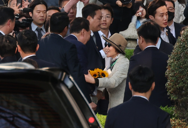 윤석열 전 대통령이 11일 서울 서초구 아크로비스타 사저 앞에 도착해 지지자 및 주민들과 인사하고 있다. 연합뉴스