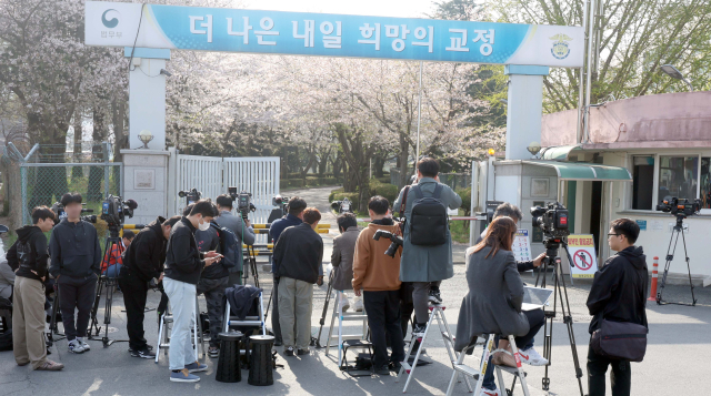법원이 국회의원 공천을 대가로 서로 돈을 주고받은 혐의 등으로 구속기소 된 정치 브로커 명태균 씨와 국민의힘 김영선 전 의원의 보석 신청을 9일 허가했다. 사진은 이날 경남 창원시 마산회원구 창원교도소 정문에서 명씨와 김 전 의원을 기다리는 취재진. 연합뉴스