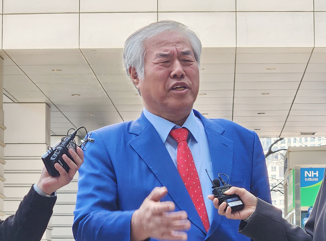 전광훈 사랑제일교회 목사가 11일 서울 도봉구 서울북부지법에서 열린 공직선거법 위반 혐의 관련 재판에 출석, 취재진의 질문에 답하고 있다. 연합뉴스