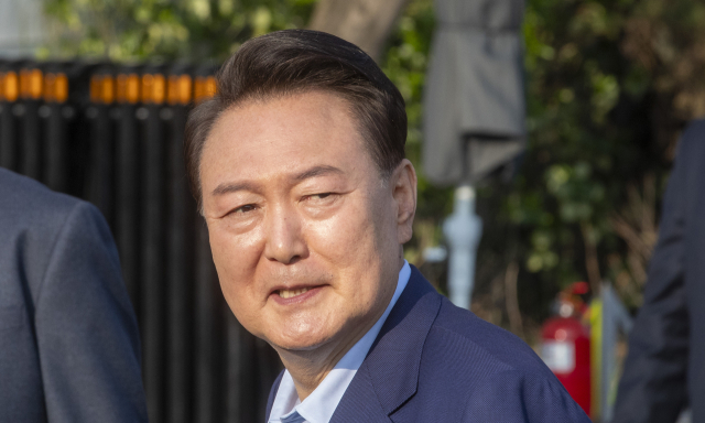 윤석열 전 대통령이 4월 11일 서울 용산구 한남동 관저에서 지지자들과 인사하기 위해 걸어 나오고 있다. 연합뉴스