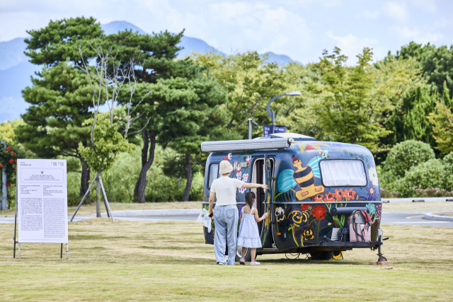 이두원의 'The flower garden of BUDDHA-BEE in a caravan'(2024). 맥화랑 제공