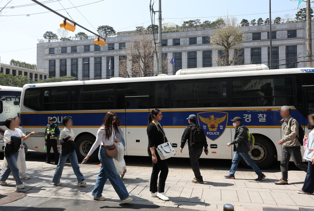 지난 10일 오후 외국인 관광객 등이 헌법재판소 앞을 지나가고 있다. 연합뉴스