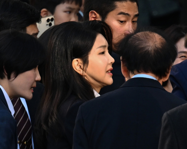 김건희 여사가 11일 서울 서초구 아크로비스타 사저로 향하고 있다. 연합뉴스