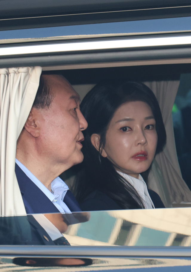 윤석열 전 대통령과 김건희 여사가 11일 오후 서울 용산구 한남동 대통령 관저를 떠나고 있다. 연합뉴스