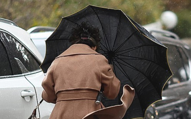 서울에서 한 시민이 우산을 붙잡은 채 걸어가고 있다. 연합뉴스 자료사진