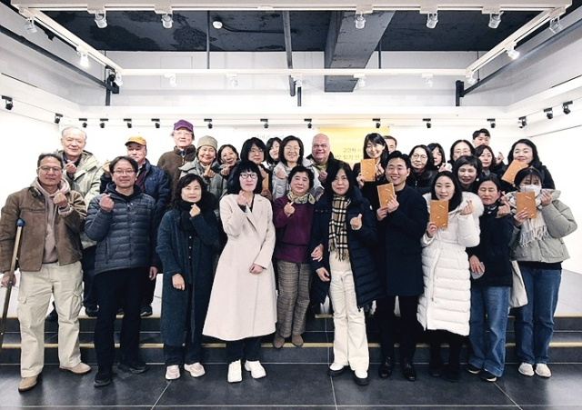 지난해 열린 부산작가회의의 ‘시민과 함께 하는 문학 톡(talk)!톡(talk)!’ 행사 모습. 부산작가회의 제공