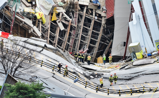 붕괴 사고가 발생한 경기도 광명시 신안산선 지하터널 공사 현장에서 12일 구조대원들이 실종자를 수색하고 있다. 지난 11일 경기도 광명시 양지사거리 부근 신안산선 복선전철 제5-2공구 지하터널 공사 현장과 상부 도로가 함께 붕괴하는 사고가 났다. 연합뉴스