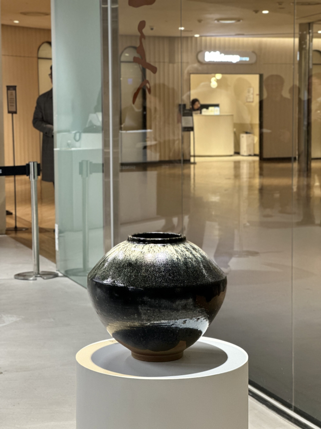 ‘신의 그릇’ 전시에 나온 신한균의 회령항아리. 김은영 기자