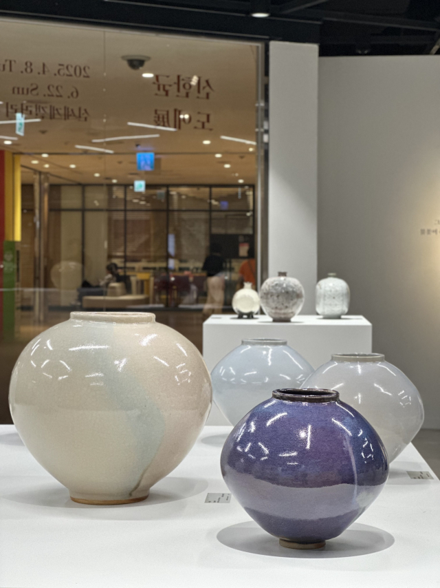 다양한 달항아리와 동유달항아리. 김은영 기자