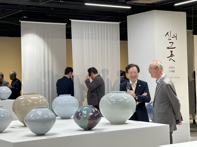 전시장을 찾은 오스카 츠요시(왼쪽) 주부산 일본총영사와 신한균 사기장이 담소를 나누고 있다. 김은영 기자