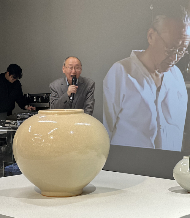 신한균 사기장이 지난 8일 오후 부산 해운대구 신세계백화점 센텀시티 6층 신세계갤러리에서 열린 신한균 도예전 '신의 그릇' 전시 오프닝에서 인사말을 하고 있다. 김은영 기자