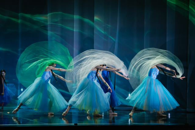 2024 부산발레시즌에서 첫선을 보인 '샤이닝 웨이브' 공연 모습. 부산일보 DB