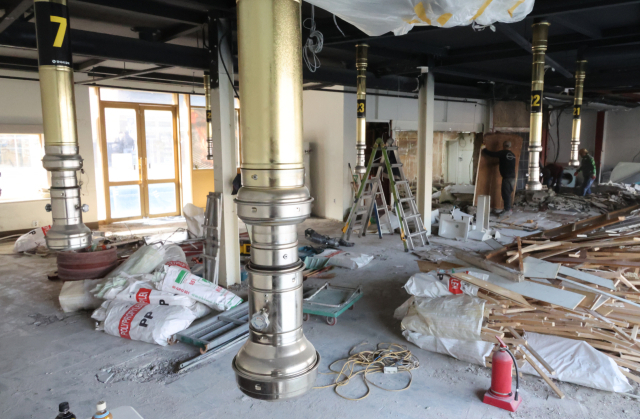 사진은 서울 마포구 한 폐업한 고깃집에서 관계자들이 철거작업을 하고 있는 모습. 연합뉴스