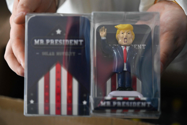 지난 11일 중국 동부 저장성 이우에 위치한 태양광 플라스틱 기기 전문 장난감 공장에서 도널드 트럼프 미국 대통령의 모습을 담은 제품 샘플이 상영되고 있다. AFP 연합뉴스