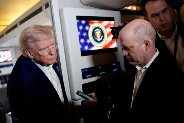 도널드 트럼프 미국 대통령이 지난 11일(현지시간) 미국 플로리다주 웨스트팜비치 팜비치 국제공항으로 향하는 에어포스원 기내에서 언론과 대화하고 있다. 로이터 연합뉴스