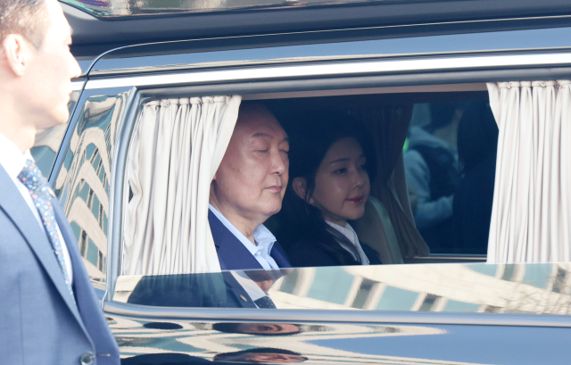 윤석열 전 대통령과 김건희 여사가 11일 오후 서울 용산구 한남동 대통령 관저를 떠나고 있다. 연합뉴스