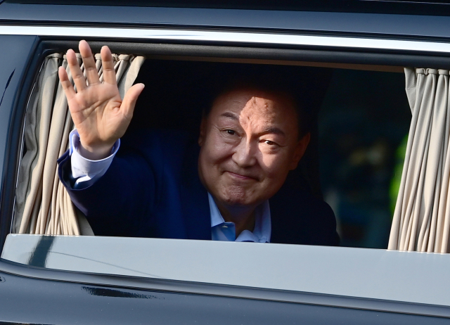 윤석열 전 대통령이 11일 서울 용산구 한남동 관저에서 나와 서초동 사저로 향하며 지지자들을 향해 인사하고 있다. 연합뉴스