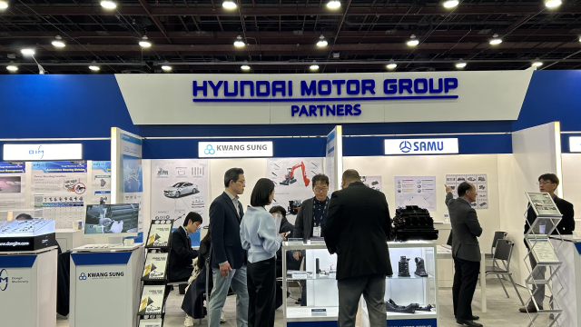 현대자동차그룹 협력사관에 마련된 중소 부품협력사들의 부스에서 협력사 대표와 관계자 등이 바이어들과 수출 관련 상담을 하고 있는 모습.현대차그룹 제공