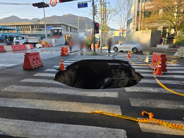 13일 오전 5시 30분께 사상구 학장동에서 가로 5m, 세로 3m, 깊이 4~5m가량의 대형 싱크홀이 생겼다. 부산경찰청 제공