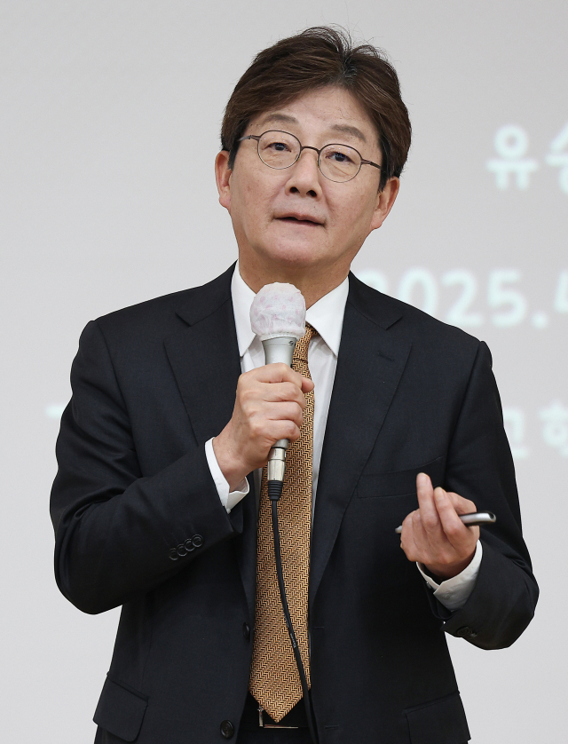 국민의힘 유승민 전 의원이 11일 대구 북구 경북대학교 사회과학대학에서 열린 청년 토크쇼에서 '청년은 어떤 미래를 원하는가'를 주제로 강연하고 있다. 연합뉴스