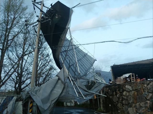 전신주 덮친 폐공장 지붕. 울산시 제공