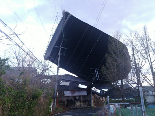 전신주 덮친 폐공장 지붕. 울산시 제공