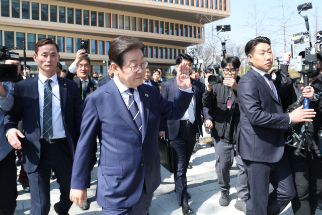 더불어민주당 대선 경선에 출마한 이재명 예비후보가 11일 서울 여의도 국회 소통관에서 집권 청사진 등을 소개하는 '비전 선포식 및 캠프 일정 발표'를 마친 뒤 이동하고 있다. 연합뉴스