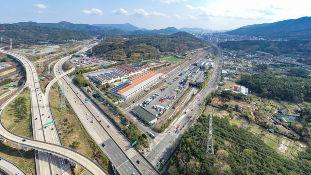 부산시가 부산도시철도 1호선 노포차량기지와 신평차량기지를 다른 곳으로 옮기고 해당 부지를 지역거점으로 새롭게 재개발할 계획이디. 13일 금정구 도시철도 노포차량기지 전경. 김종진 기자 kjj1761@