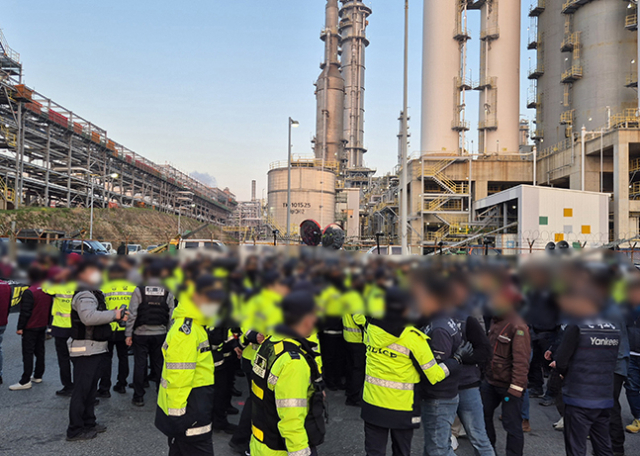 지난 11일 울산시 울주군 에쓰오일 온산공장 동문 일대에서 민주노총과 한국노총 플랜트건설노조가 동시에 집회를 열다가 극심한 물리적 마찰을 빚었다. 독자 제공