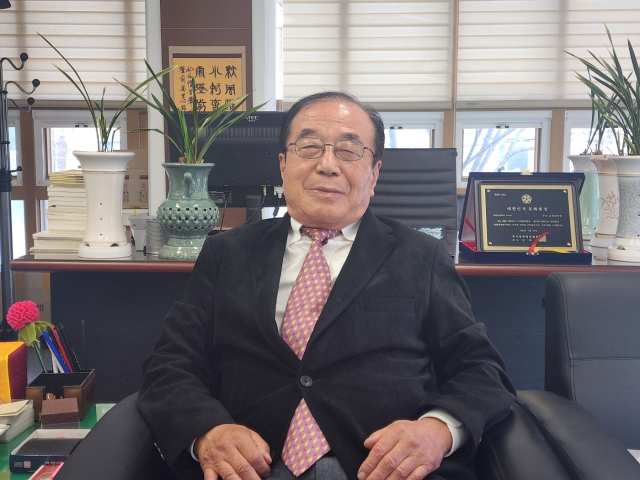 부산 금정문화원 하용직 원장이 지난해 9월 대한민국 문화원상 수상에 대한 소감을 밝히고 있다.