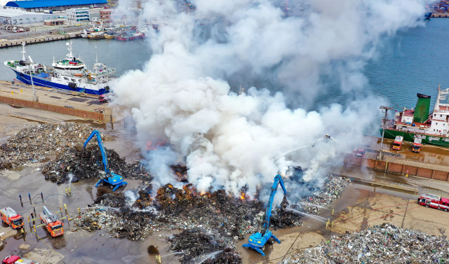 13일 오후 부산 사하구 구평동 철강제조업체 YK스틸 야적장에서 소방 당국이 진화작업을 벌이고 있다. 이번 화재는 지난 12일 오후 11시 35분께 YK스틸 야적장 내 폐기물 더미에서 시작됐다. 김종진 기자 kjj1761@