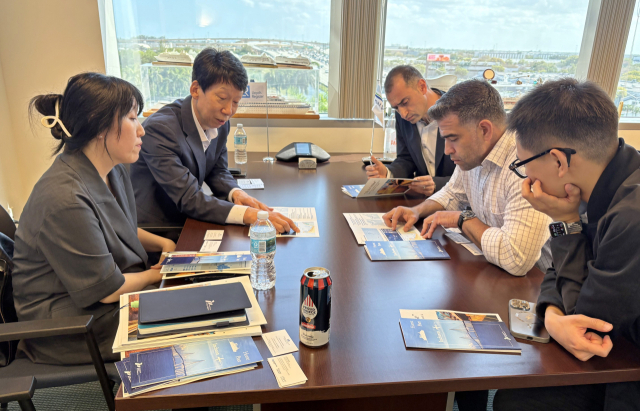 인천항만공사(IPA)가 김상기(왼쪽 두 번째) 운영부문 부사장이노르웨이지안 크루즈 라인 임원과 면담을 하고 있다. IPA 제공