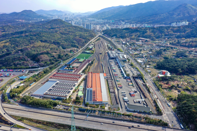 부산시가 도시철도 1호선 노포차량기지와 신평차량기지를 이전하고 해당 부지를 지역 거점으로 새롭게 재개발할 계획이다. 13일 노포차량기지 전경. 김종진 기자 kjj1761@