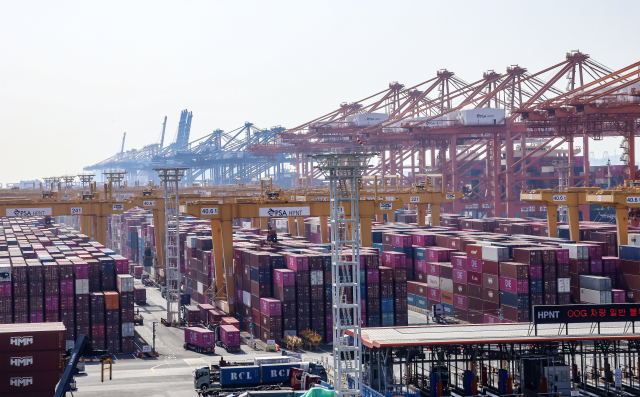 미국 도널드 트럼프 대통령이 중국을 제외한 모든 국가에 대해 상호 관세를 90일간 유예하겠다고 밝힌 가운데 지난 10일 부산항 신항 컨테이너부두에서 선적 작업이 진행되고 있다. 김종진 기자