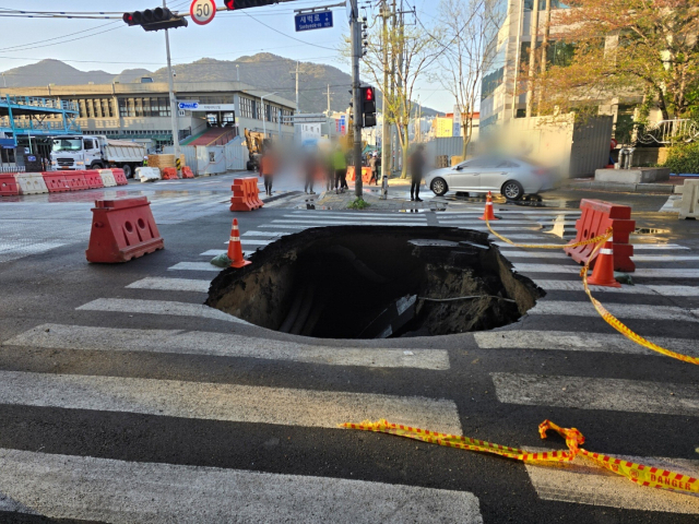 13일 오전 5시 30분께 부산 사상구 학장동 도시철도 사상~하단선 인근에서 가로 5m, 세로 3m, 깊이 4~5m가량의 대형 싱크홀이 생겼다. 부산경찰청 제공