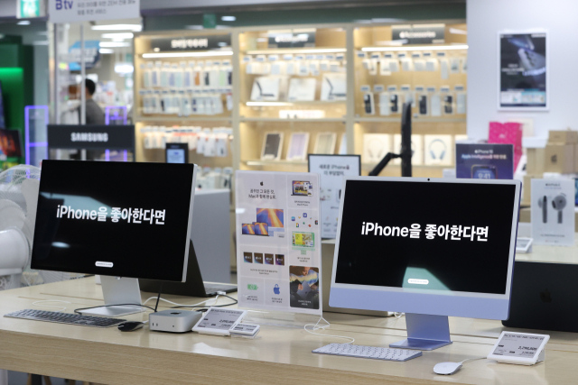 미국 정부가 스마트폰, 컴퓨터 등을 상호관세 부과 대상에서 12일(현지시간) 제외했다. 제외 대상은 스마트폰과 노트북 컴퓨터, 하드디스크 드라이브, 컴퓨터 프로세서, 메모리칩, 반도체 제조 장비 등이다. 사진은 13일 서울의 한 전자제품 매장에 진열된 컴퓨터. 연합뉴스