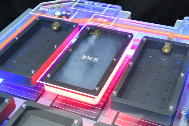 현대모비스가 열폭주를 방지하기 위해 개발한 배터리시스템 모형. 발화 지점에 소화약제를 강한 압력으로 분사해 화재를 진압할 수 있다.현대모비스 제공