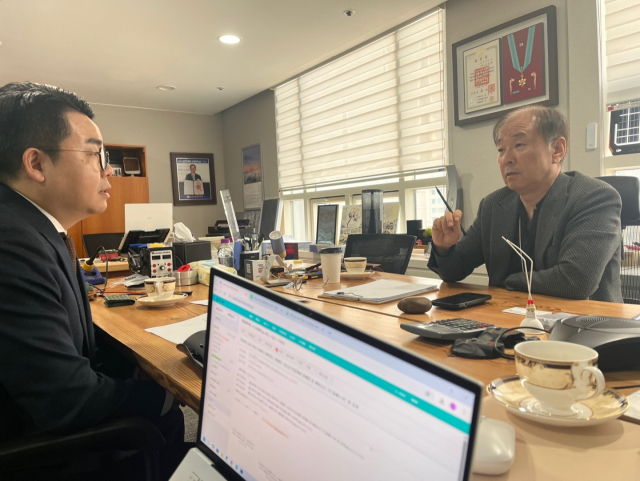 비온미디어 심준식(왼쪽) 대표와 코나아이 조정일 회장이 블록체인 산업 관련 대화를 나누고 있다. 비온미디어 제공