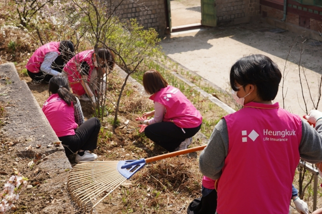 흥국생명 임직원들이 지난 11일 서울 종로구 창덕궁에서 ‘국가유산 지킴이’ 봉사활동에 참여한 모습. 흥국생명 제공.