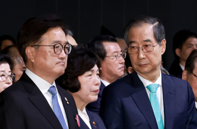 한덕수 대통령 권한대행 국무총리가 11일 서울 서대문구 국립대한민국임시정부기념관에서 열린 대한민국임시정부 수립 106주년 기념식 뒤 떠나며 우원식 국회의장 쪽을 바라보고 있다. 연합뉴스